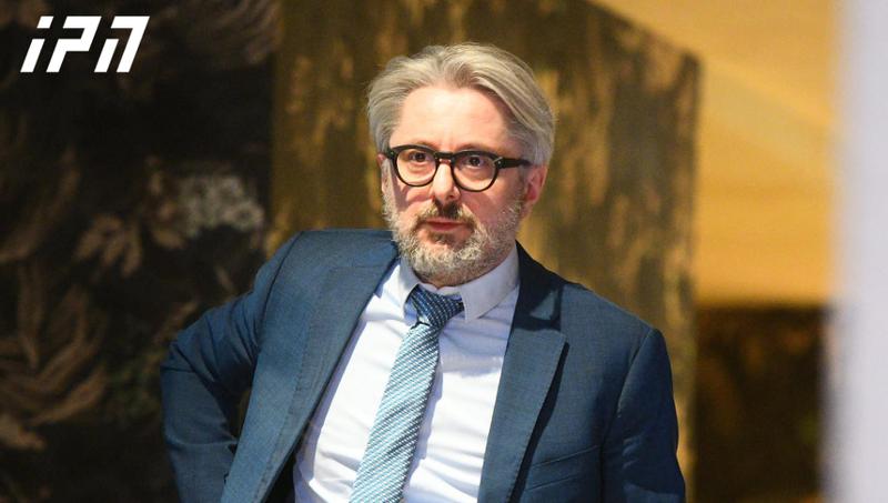 尼卡·格瓦拉米亚 – 停止试图通过旋转盘子来召唤查尔斯-米歇尔的灵魂，我的朋友们，反正它也不会来。