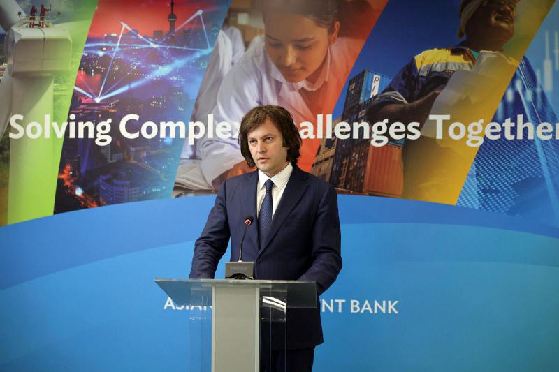 伊拉克利·科巴希泽与亚洲开发银行总裁一起，开设了亚洲开发银行常驻代表处的新的办公室。