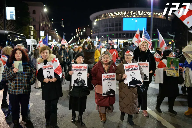 საპროტესტო მსვლელობა პარლამენტისკენ ლოზუნგით ძალა ერთობაშია