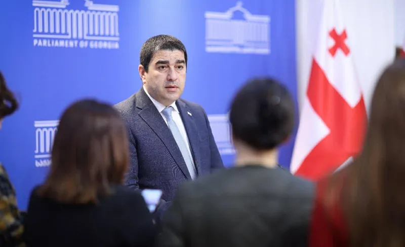 შალვა პაპუაშვილი რაც გავიგეთ ევროპარლამენტში, საბჭოთა კავშირის სახალხო დეპუტატთა კონგრესის გამეორება იყო! ევროკავშირი შინაარსით საბჭოთა ხდება ჩვენ ვარ...