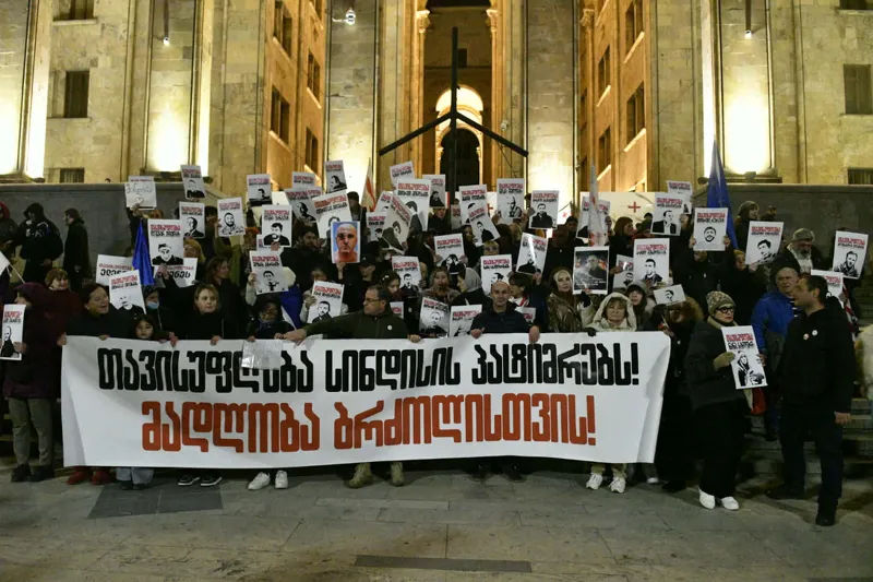 რუსთაველის გამზირზე პარლამენტის წინ საპროტესტო აქცია განახლდა