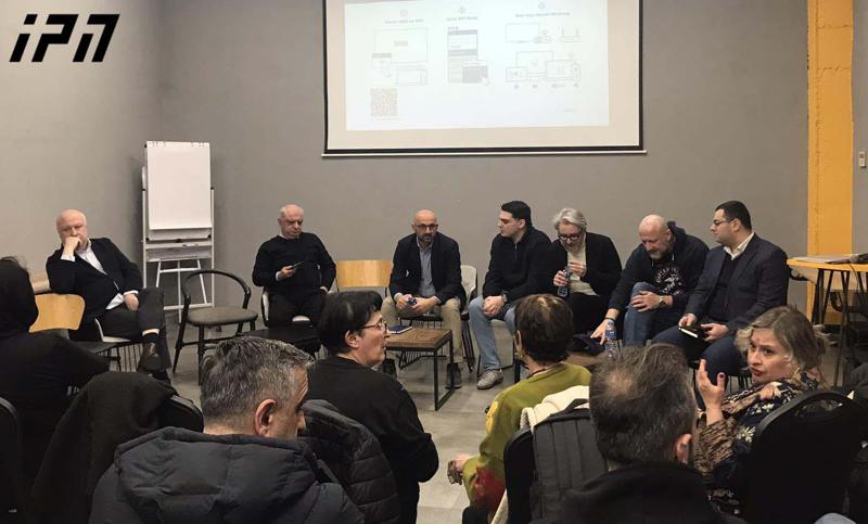 反对派联盟正在与囚犯的家庭成员举行会议。