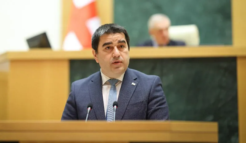 შალვა პაპუაშვილი ჩვენ ცალ ფეხზე კი არ ვდგავართ, როგორც ზოგს სურს, როგორც სხვის სახლში შესვლის მსურველი, არამედ ვდგავართ როგორც საკუთარ სახლში მცხოვრებ...