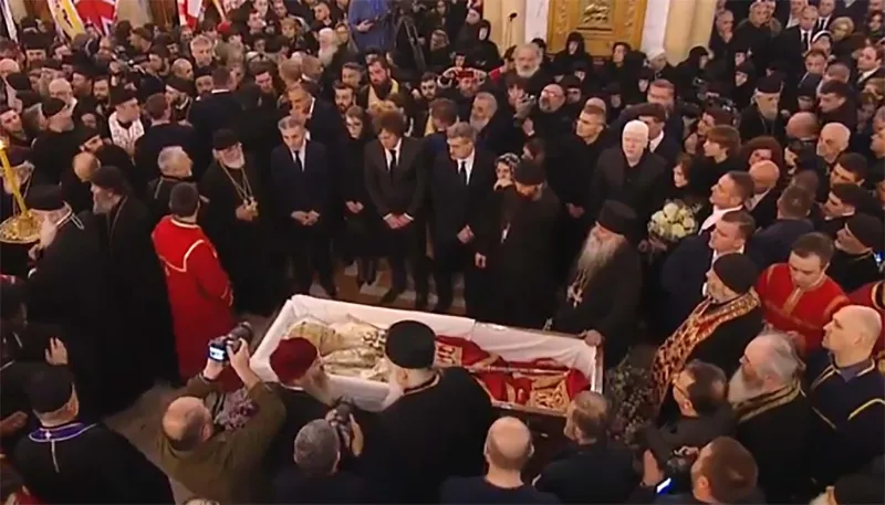 ბიძინა ივანიშვილი სამების საკათედრო ტაძარში მივიდა