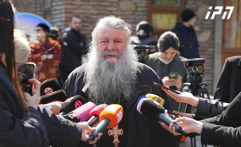 米卡埃尔主教：从我读到的关于圣父们的记载中，我只在族长那里见过这样的东西——他通过他的行动来宣讲，甚至在沉默中，他教导  了什么是正统基督教徒。