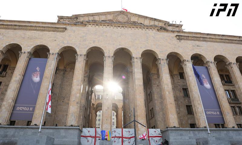 为了纪念他，将牧首的旗帜放置在议会宫殿上。