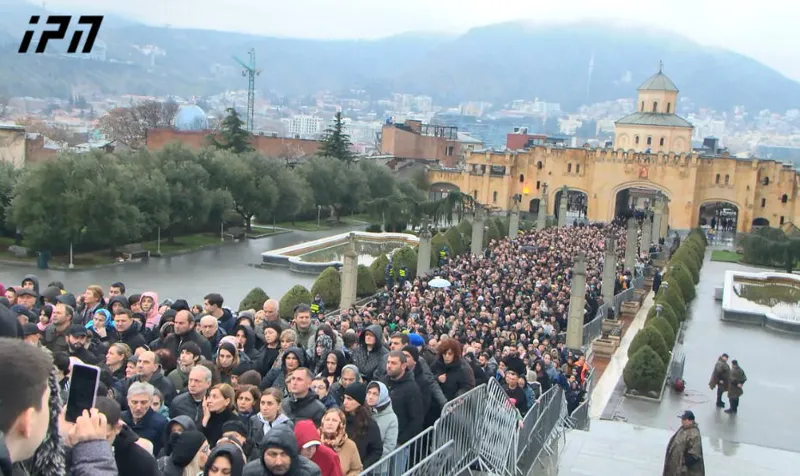პატრიარქის სამოქალაქო ხსოვნაზე მოქალაქეთა ნაკადი არ წყდება სამების საკათედრო ტაძრის ეზო და მიმდებარე ქუჩები მთელი ღამის განმავლობაში ხალხით იყო სავსე,...