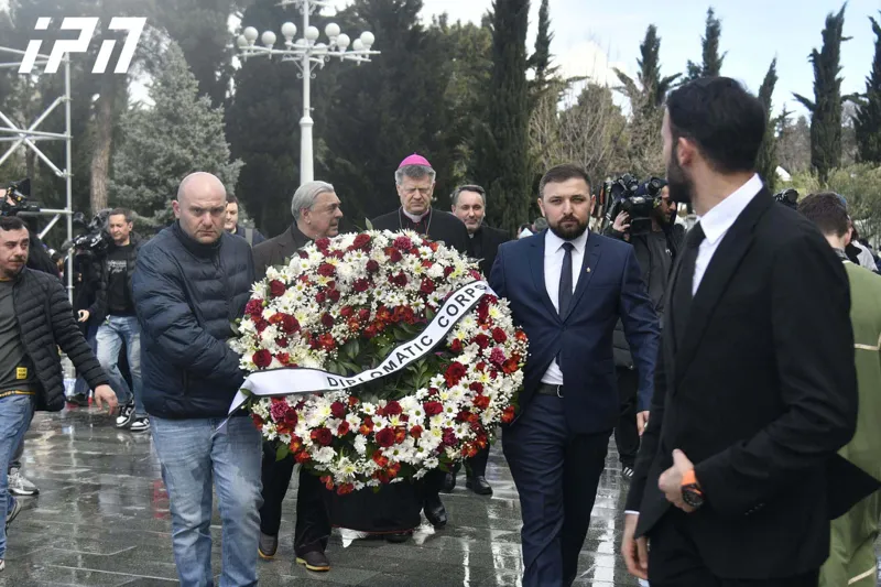 ვატიკანის დელეგაცია სამების საკათედრო ტაძარში მივიდა და პატრიარქს პატივი მიაგო