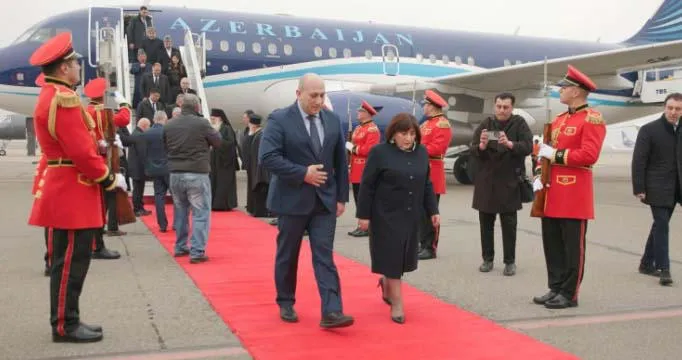 აზერბაიჯანის მილი მეჯლისის სპიკერი საჰიბა გაფაროვა თბილისში ილია მეორის დაკრძალვაზე დასასწრებად ჩამოვიდა.