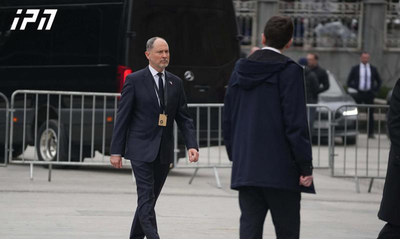 来自各国的大使，包括Paweł Herczyński、Peter Fischer和Gareth Ward，抵达Sameba Cathedral。