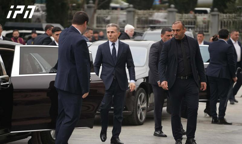 比吉纳·伊万尼什维利到达圣三一大教堂。