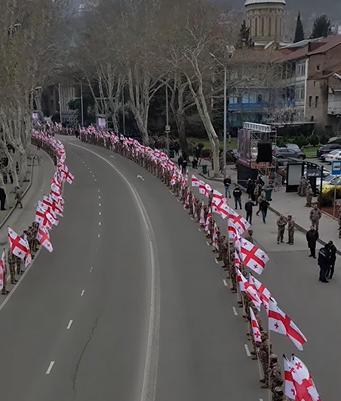 从萨梅巴到锡奥尼大教堂，沿着族长葬礼队伍将经过的整个周界，已经安排了由军事人员形成的特殊走廊。