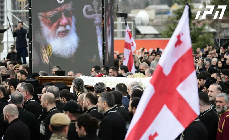 გვიყვარხართ, პატრიარქო ილია მეორე სამების საკათედრო ტაძრიდან ამ გალობისა და ტაშის ფონზე გაიყვანეს