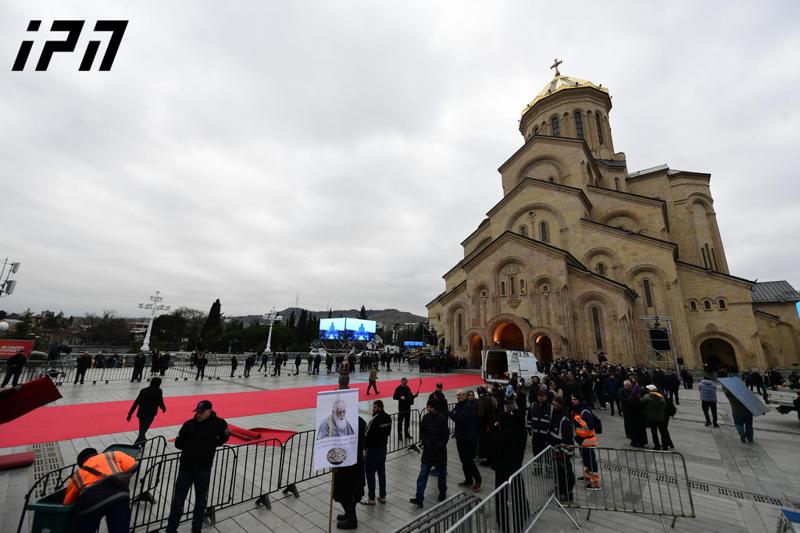 国家安全局 - 在3月22日，有人打了两个匿名电话，打电话者声称自己在三一大教堂附近、携带武器并在寺庙领地布设了地雷 - 一名涉嫌该罪行的未成年人已被确认