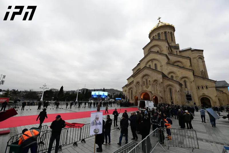 სახელმწიფო უსაფრთხოების სამსახური 22 მარტს განხორციელდა ორი ანონიმური ზარი, რომლის ავტორმა თქვა, რომ სამების საკათედრო ტაძრის მიმდებარედ იმყოფებოდა, შ...