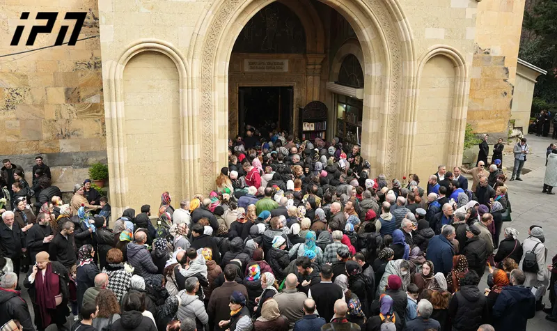 სიონის საპატრიარქო ტაძარში მორწმუნეები დილიდან მოდიან ილია მეორის საფლავთან მოსახსენიებლად.