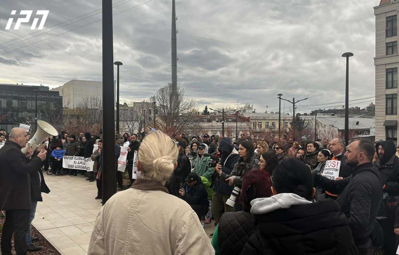 一个支持患有杜氏肌营养不良症儿童的集会在政府行政部门附近举行。