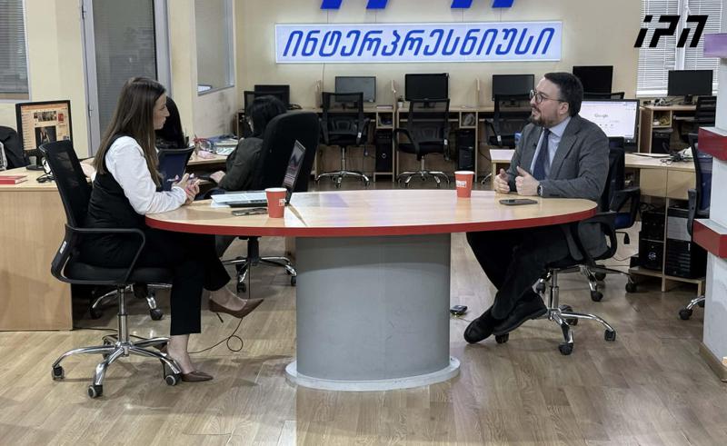 塔佐·达图纳什维利：我同意沙尔瓦·帕普阿什维利的观点，我们必须向每个人捍卫我们的立场，但为什么他只谈论欧盟？至少说出一半关于俄罗斯应该说的话！如果你不是胆小鬼，帕普阿什维利，为什么你不那样做？