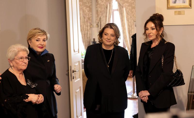 塔玛尔·巴格拉季奥尼和梅赫里班·阿利耶娃一起 访问米尔扎-法塔利·阿赫图佐夫阿塞拜疆文化博物馆。