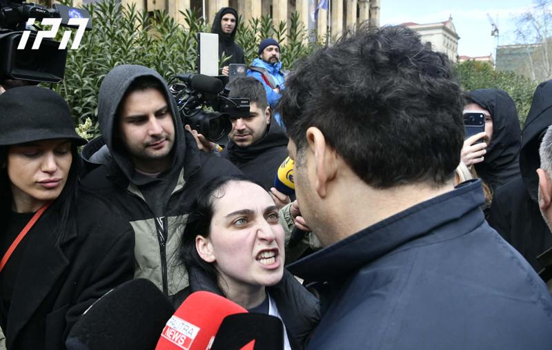 别卡·达维图利亚尼在活动家玛丽亚姆·梅坎茨希维利称他为“出卖国家的人”和“俄罗斯的奴隶”后，对她进行了身体对抗。