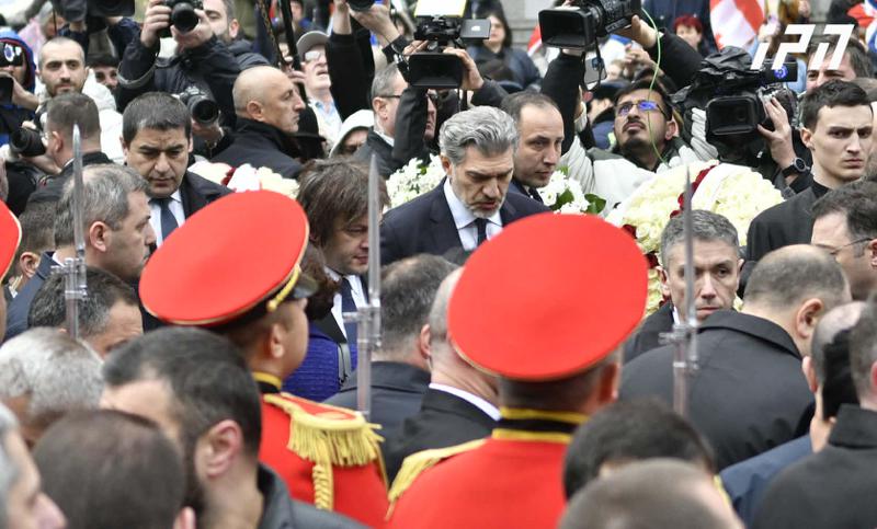 格鲁吉亚总理伊拉克利·科巴希泽、议会主席沙尔瓦·帕普阿什维利和米哈伊尔·卡维拉什维利访问了4月9日纪念碑 - 他们的出现遭到了抗议参与者的喊叫