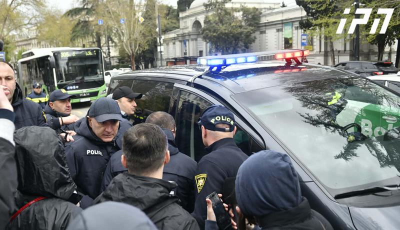 内务部已根据关于暴力的条款启动了对今日在4月9日纪念碑发生的身体对抗事件的调查。