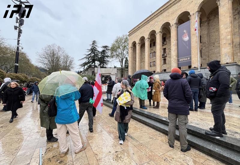 一些公民在4月9日纪念碑过夜。