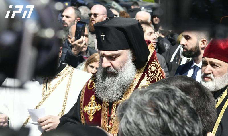 什约大主教访问了四月九日纪念碑。