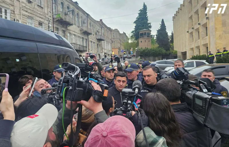 There was commotion at a protest in support of children with Duchenne muscular dystrophy: parents say the police did not allow them to bring in “poufs”