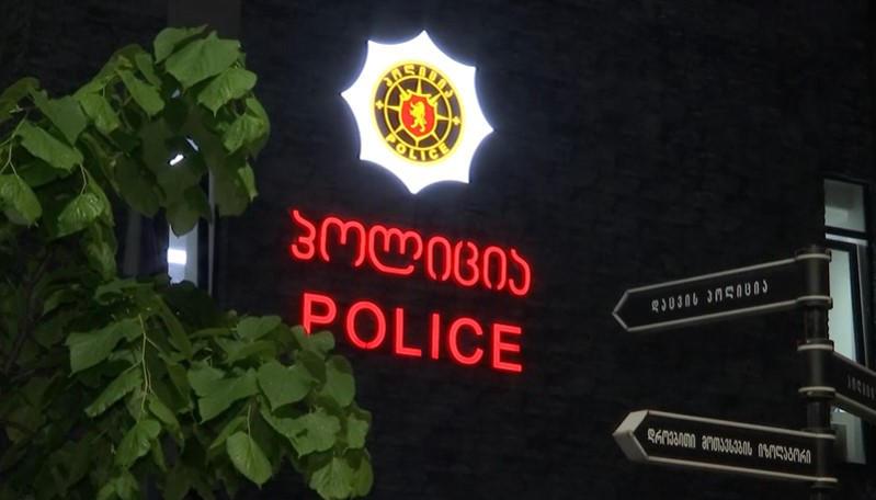 歌手 Aleksandre Mrelashvili 深夜离开泰拉维警察局
