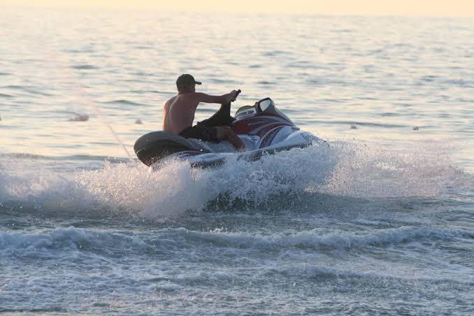 从7月1日起，在湖泊、河流和水库上，船只、游艇、水上摩托车和其他机动船只的注册，以及持有航行证书，成为强制性要求。