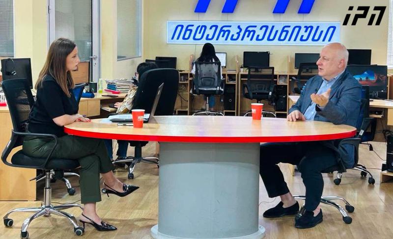 吉吉·采列捷利 - 俄罗斯人表达了该国的政治，他们将格鲁吉亚视为一个有音乐播放并为他们服务的大餐厅