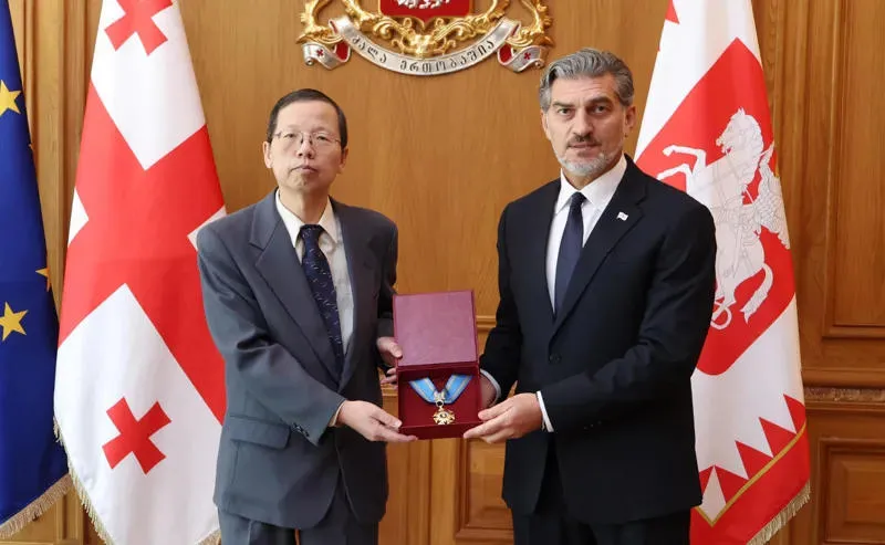 Mikheil Kavelashvili awarded the Order of the Golden Fleece to China’s former ambassador to Georgia.