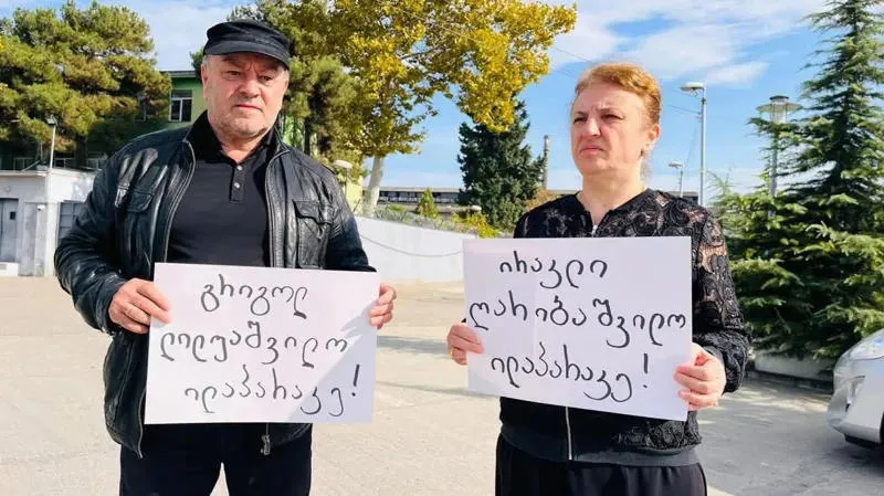The parents of Tamar Bachaliashvili held a protest outside Rustavi Prison, with slogans reading: “Grigol Liluashvili, speak out!” and “Irakli Garibashvili, speak out!"