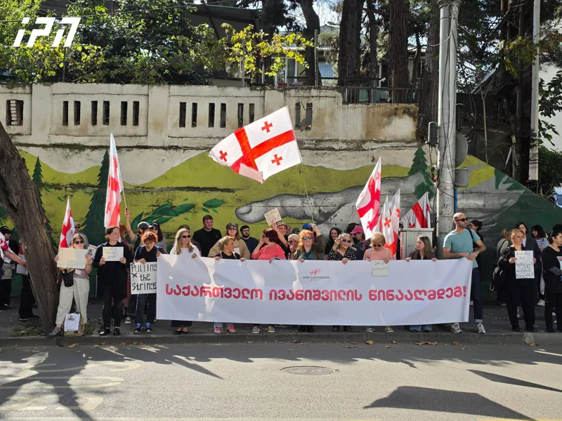 Citizens holding protest rally near Georgian Dream central office, where Political Council and parliamentary majority meetings are set to take place