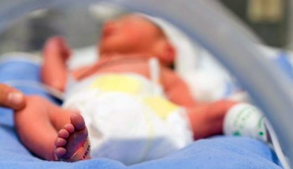 „მედინას“ დირექტორის განცხადებით, ახალშობილის მდგომარეობა, რომელიც სანიტარმა საპირფარეშოში გააჩინა, შემდეგ კი მისი მკვლელობა სცადა, „ცოტა გაუმჯობესებულია“, თუმცა მძიმედ ფასდება, დედის მდგომარეობა კი დამაკმაყოფილებელია