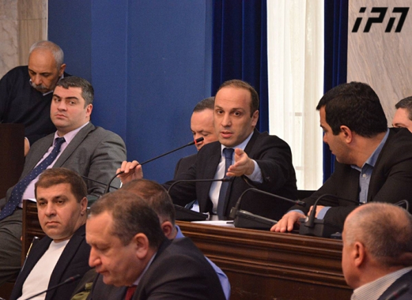 ლევან გოგიჩაიშვილი გიორგი კახიანს - საინტერესოა, რატომ არ ესწრება სხდომას კომიტეტის წევრთა საკმაოდ დიდი ნაწილი, არ აინტერესებთ ის ინიციატივები, რომელსაც ახლა განვიხილავთ?