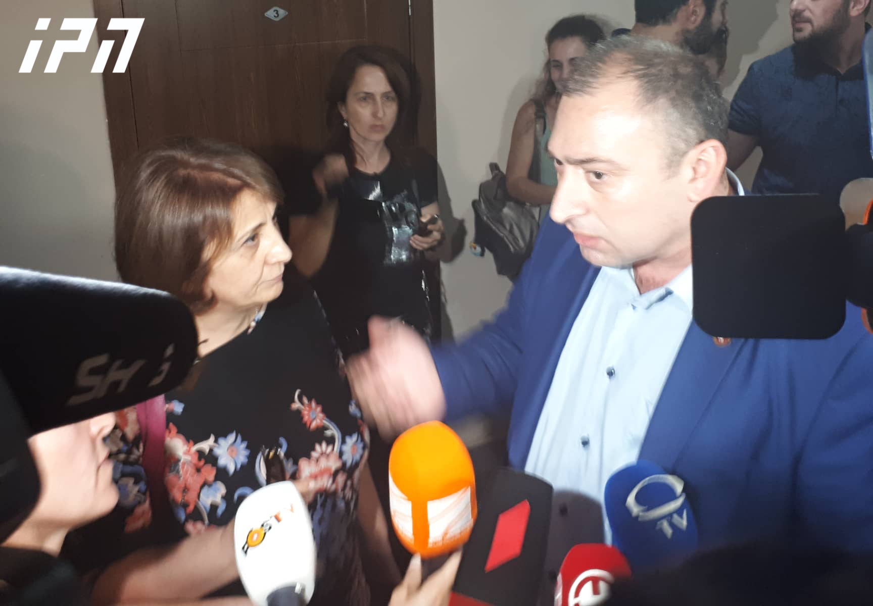 მოძრაობა „გაბედეს" აქტივისტებმა ზუგდიდის მაჟორიტარ დეპუტატს, მერაბ ქვარაიას პრესკონფერენციის ჩატარების საშუალება არ მისცეს