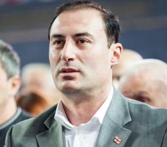 “ნაცმოძრაობის“ წევრს ოთარ სირაძესა და  რაჭაში ერთ-ერთ აქტივისტს შორის ფიზიკური დაპირისპირება მოხდა