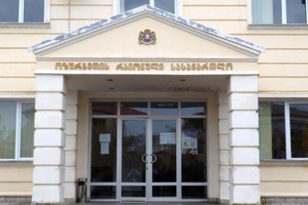 სასამართლომ მოსწავლის მიმართ სექსუალური ხასიათის ქმედებაში ბრალდებულ მასწავლებელს პატიმრობა შეუფარდა