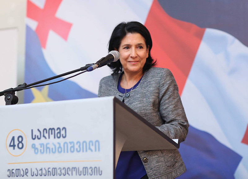22-25 ოქტომბრის პერიოდში, სალომე ზურაბიშვილს თანხა რამდენიმე ათეულმა პირმა, მათ შორის ირაკლი კობახიძემ, ეკა ბესელიამ, თეიმურაზ ჭკუასელმა, გია ვოლსკიმ და ბექა ოდიშარიამ შესწირეს