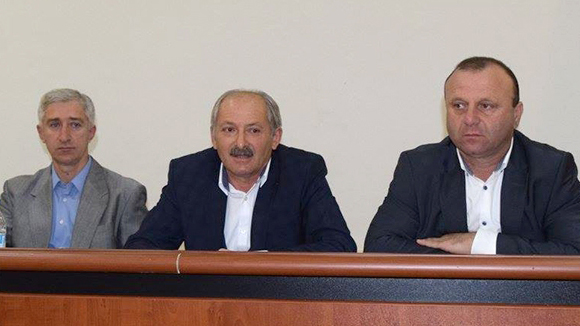 სამტრედიის საკრებულოს თავმჯდომარე დეპუტატსა და მოქალაქეს შორის ფიზიკურ დაპირისპირებას უარყოფს და აცხადებს, რომ მხოლოდ „ძიძგილაობას“ ჰქონდა ადგილი