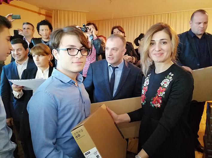 საქართველოს სკოლების წარჩინებული მოსწავლეები კომპიუტერებით ჯილდოვდებიან