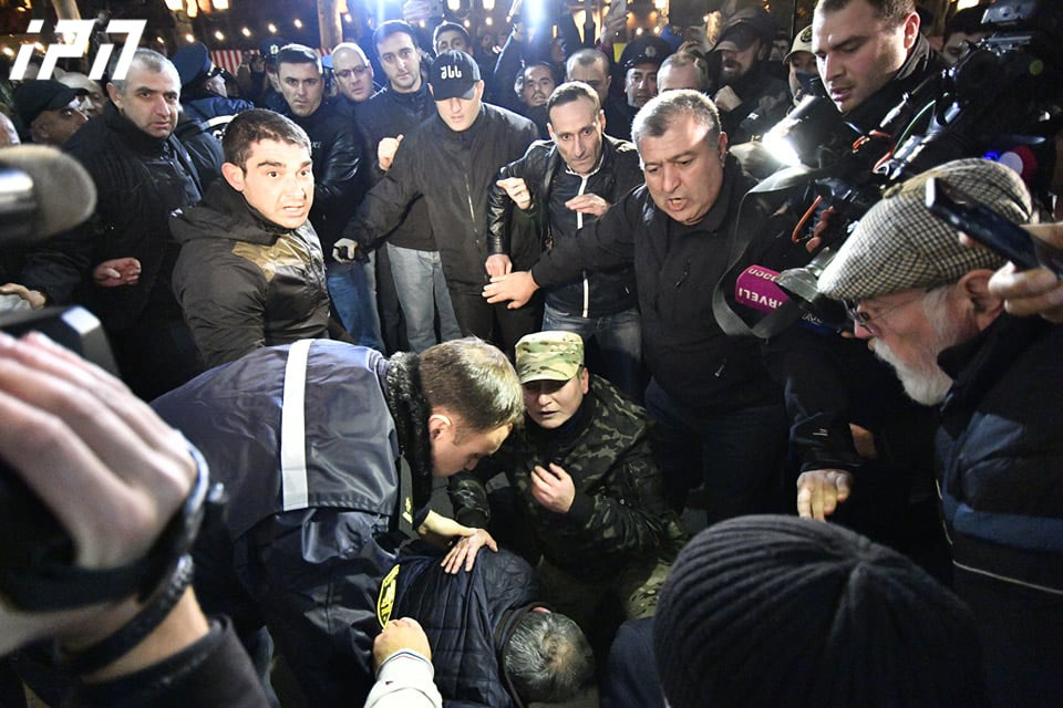 საპატრულო პოლიციის ხელმძღვანელის ინფორმაციით, რუსთაველის გამზირზე კარავის გაშლის უფლებას არ მისცემენ, რადგან შესაძლოა, „კარავში კანონსაწინააღმდეგო ნივთი შეიტანონ“