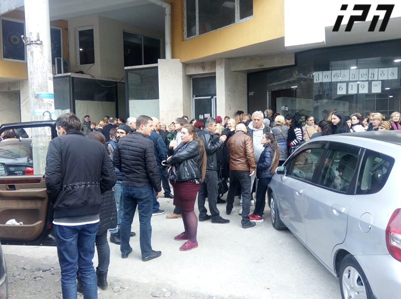 ქუთაისში „ქართული ოცნების“ ოფისთან კოორდინატორების მობილიზება მიმდინარეობს