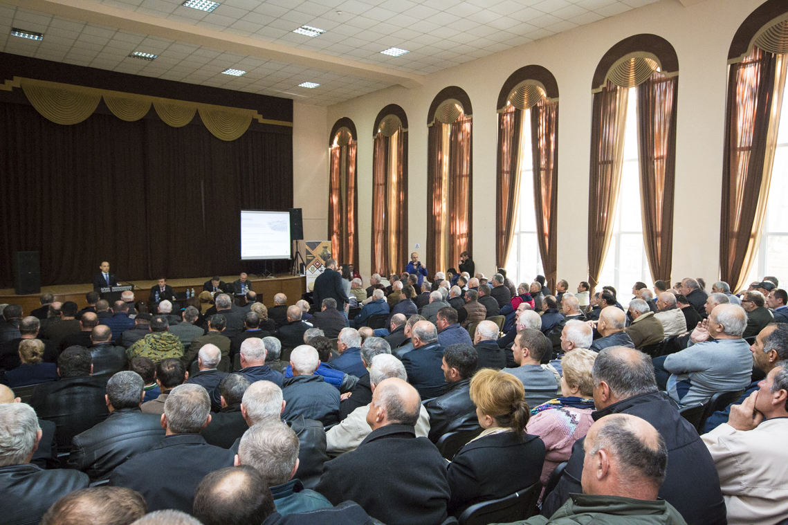 ლევან დავითაშვილმა შიდა ქართლში ფერმერებს რეგიონში განხორციელებული პროექტები გააცნო