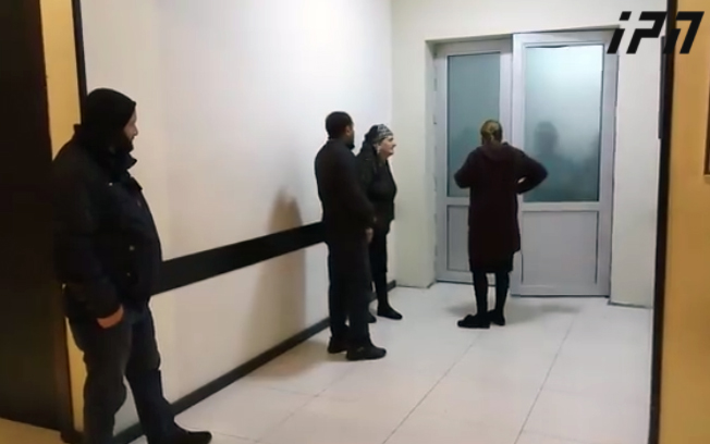 დამწვრობის ცენტრში ფონიჭალაში, გაზის აფეთქების შედეგად დაშავებულების ახლობლები იმყოფებიან