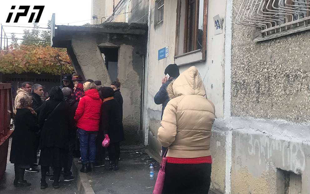 აფეთქების შედეგად დაზიანებული კორპუსის მცხოვრებლებს საკუთარ სახლებში შესვლის საშუალება მისცეს