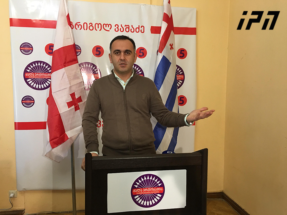 მირდატ ქამადაძის განაცხადებით, ბათუმში 12 უბანზე კომისიის 19-მა წევრმა საარჩევნო კომისიები დატოვა