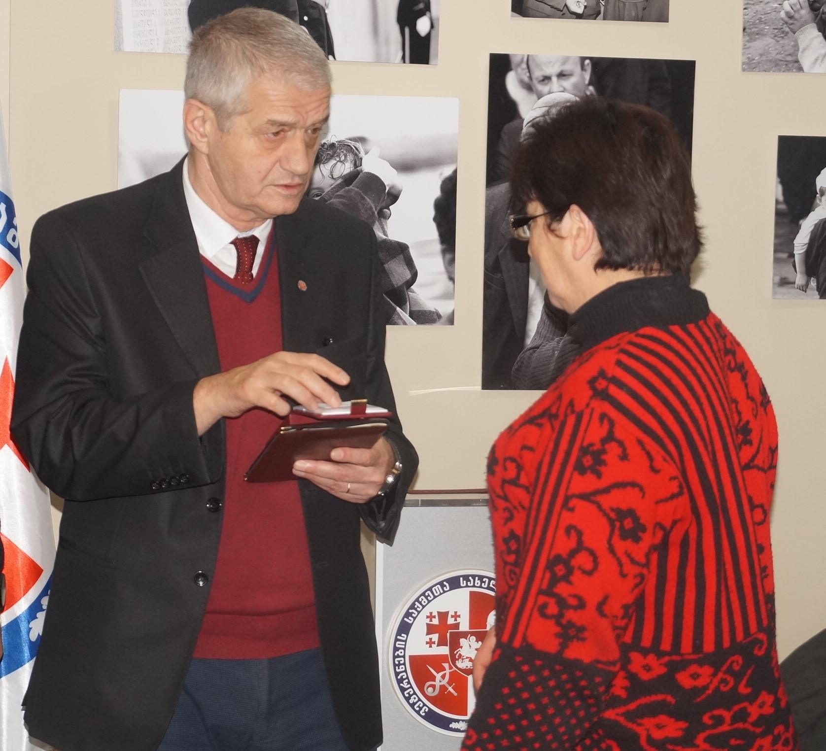 ტერიტორიული მთლიანობისთვის ბრძოლაში გამოჩენილი განსაკუთრებული მამაცობისა და თავდადებისთვის მებრძოლები, სიკვდილის შემდეგ, ორდენებითა და მედლებით დაჯილდოვდნენ